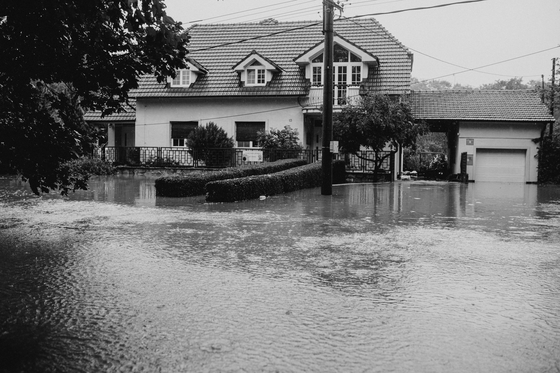 買房交屋後才發現漏水壁癌？2026年房屋瑕疵擔保責任、現況交屋免責效力與索賠期限完整解析